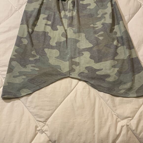 So, FAVORITE CREW, T shirts, one camouflage and one great white striped, bundled - Picture 5 of 7